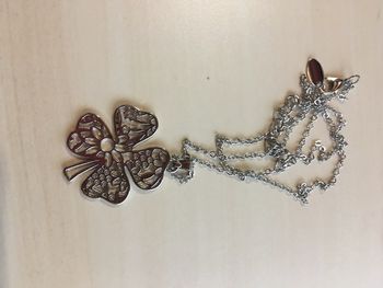 collier trèfle gris