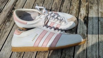 Adidas Rekord blanche rose vintage 40 3/4 en très bon état,  elles n'ont pas été portées