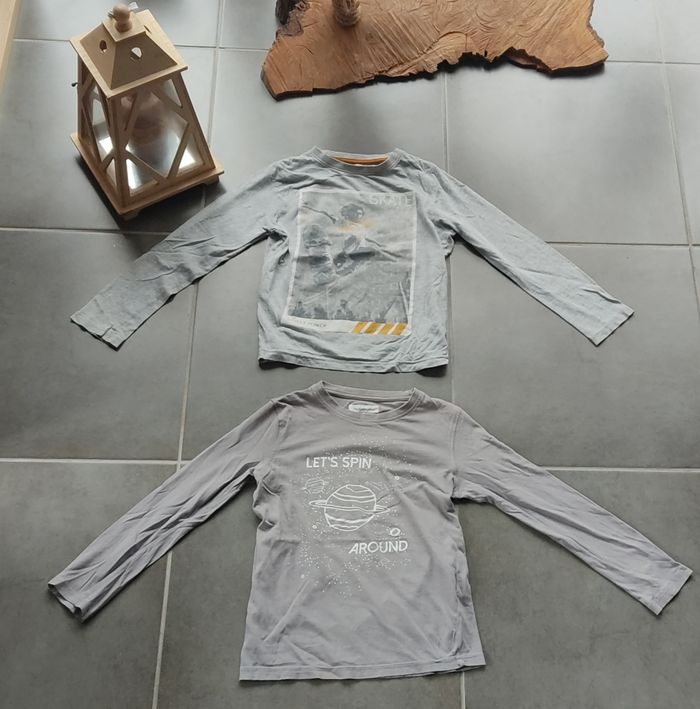 Lot 2 Tshirts planète et skate  kiabi 8 ans