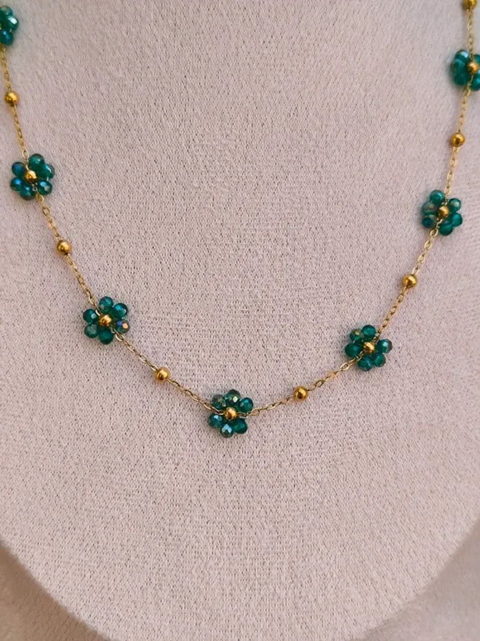 Collier doré avec fleurs marguerites vertes - photo numéro 3