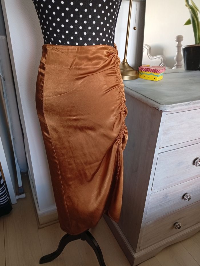 Jupe mi-longue. Stradivarius 36