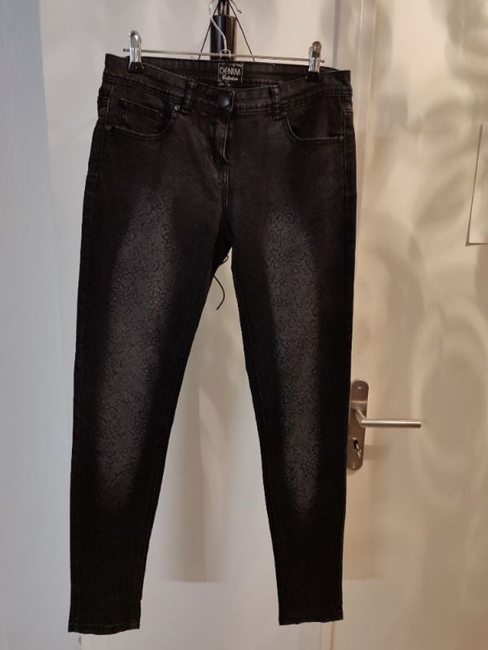 Pantalon noir fleuri