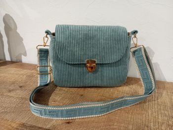 Sac bandoulière velours côtelé bleu clair anse réglable assortie 