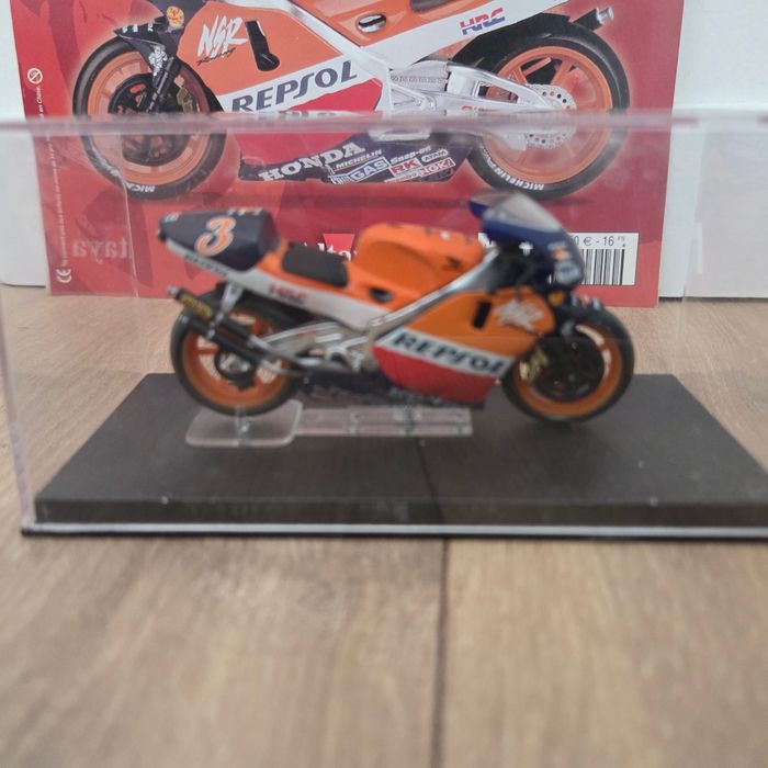 Moto 1:24 avec socle, vitrine et fascicule - photo numéro 2