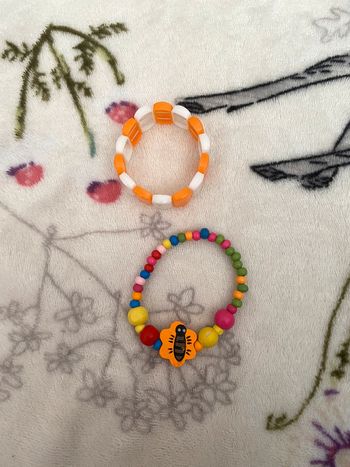 Lot de deux bracelets pour enfant dont un en bois.
