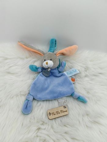Doudou lapin bleu Pom attache sucette BN0250