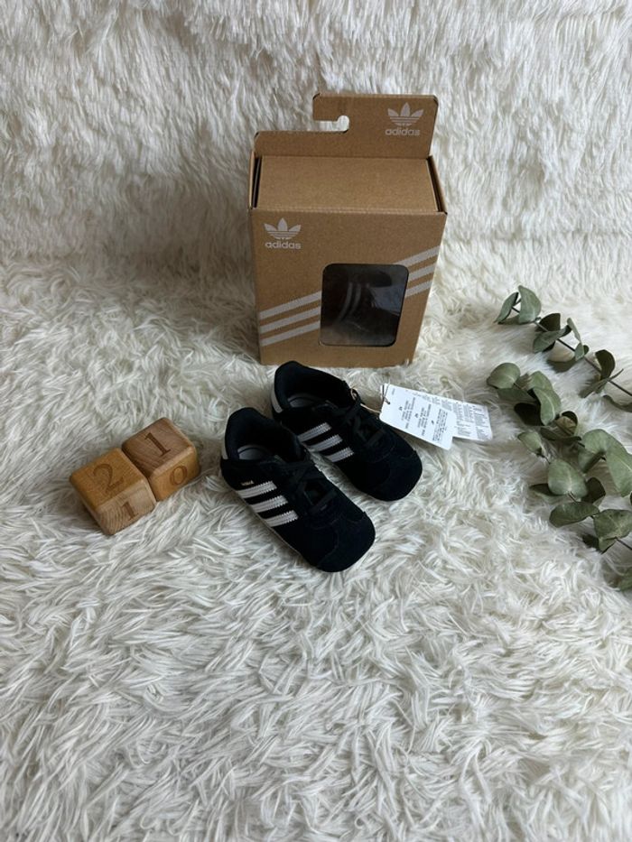 Paire de basket Adidas Gazelle Crib taille 21