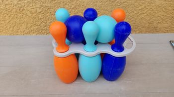 Jeu de quilles en plastique avec 2 balles