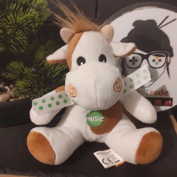 Doudou Peluche Plush Fizzy vache blanche marron music vert sonore #geektradedoudou