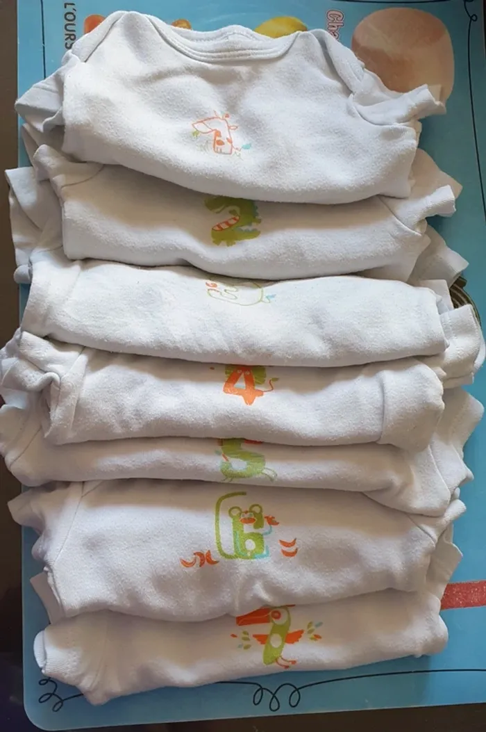 Lot 7 bodies taille 68 cm