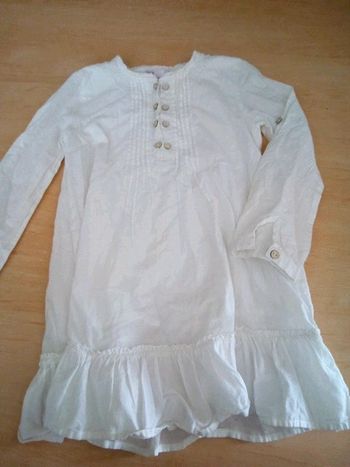 Robe blanche avec bouton en bois