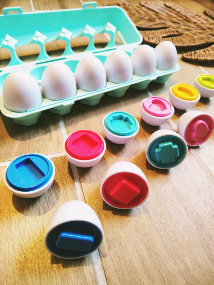 🥚Montessori - Boîte en plastique multi activités 12 œufs formes géométriques multicolores - photo numéro 2