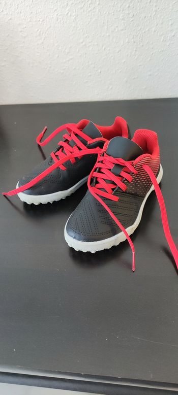 Chaussures de foot Kipsta noires et rouges pointure 28