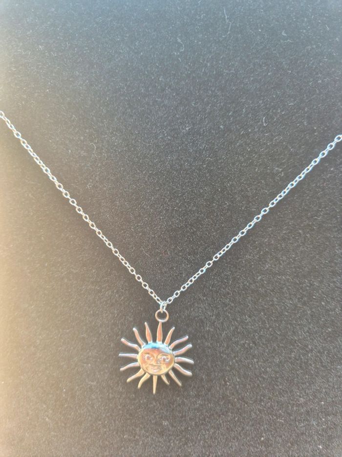 Jolie collier avec pendentif soleil
