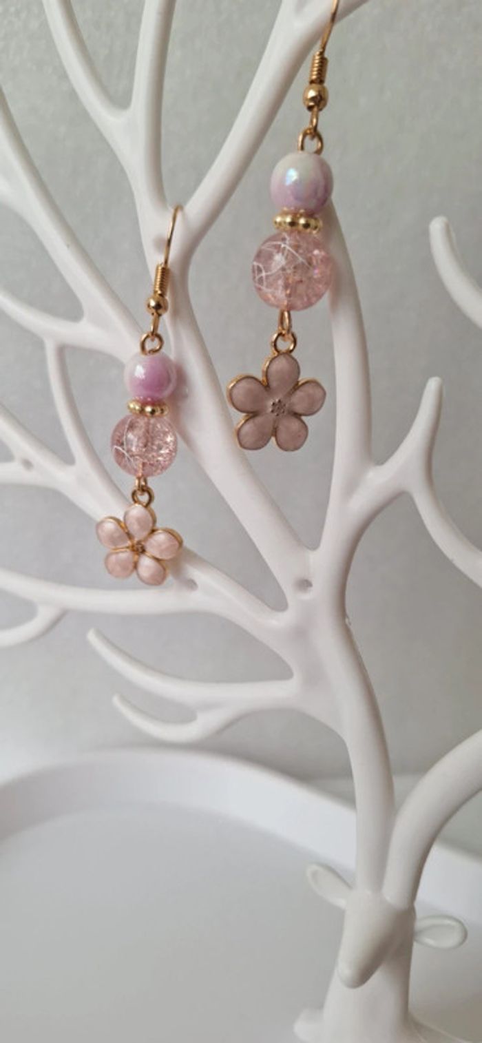 Boucle d'oreille fleur rose - photo numéro 4