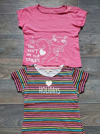 Lot de 2 t-shirts taille 6 ans état satisfaisant