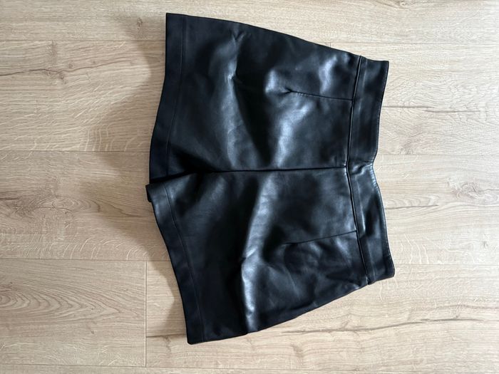 Short en simili cuir noir Kiabi - Taille 40 - Neuf jamais porté - photo numéro 2