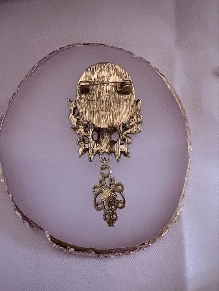 Broche dorée effet vintage avec camée et bijoux - photo numéro 5