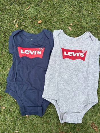 Lot de 2 bodies Levîs en 12 mois