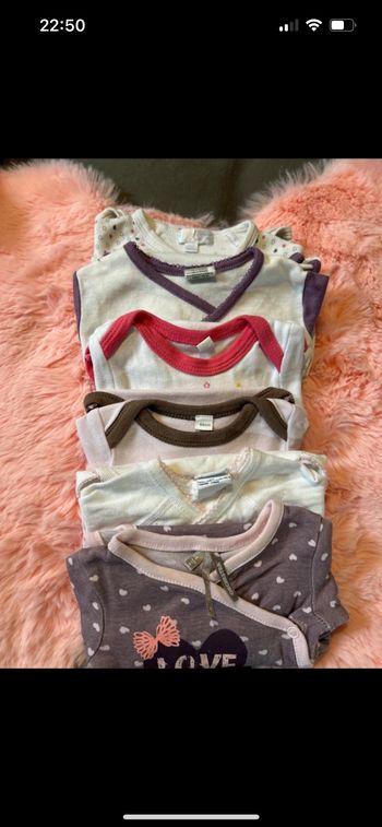 Lot de 6 bodies en 1 mois