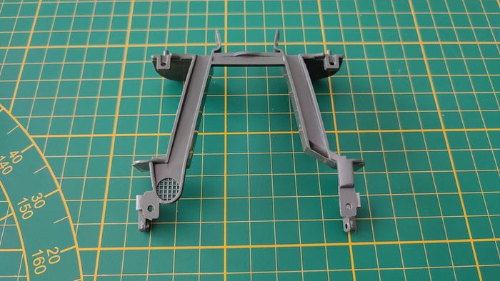 Châssis moteur pièce détachée miniature jaguar type E 1961 1/18 burago #B38