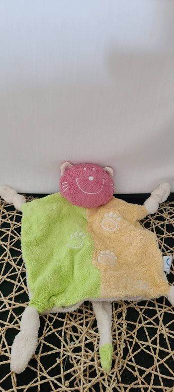 Doudou plat chat rose vert jaune VIBEL