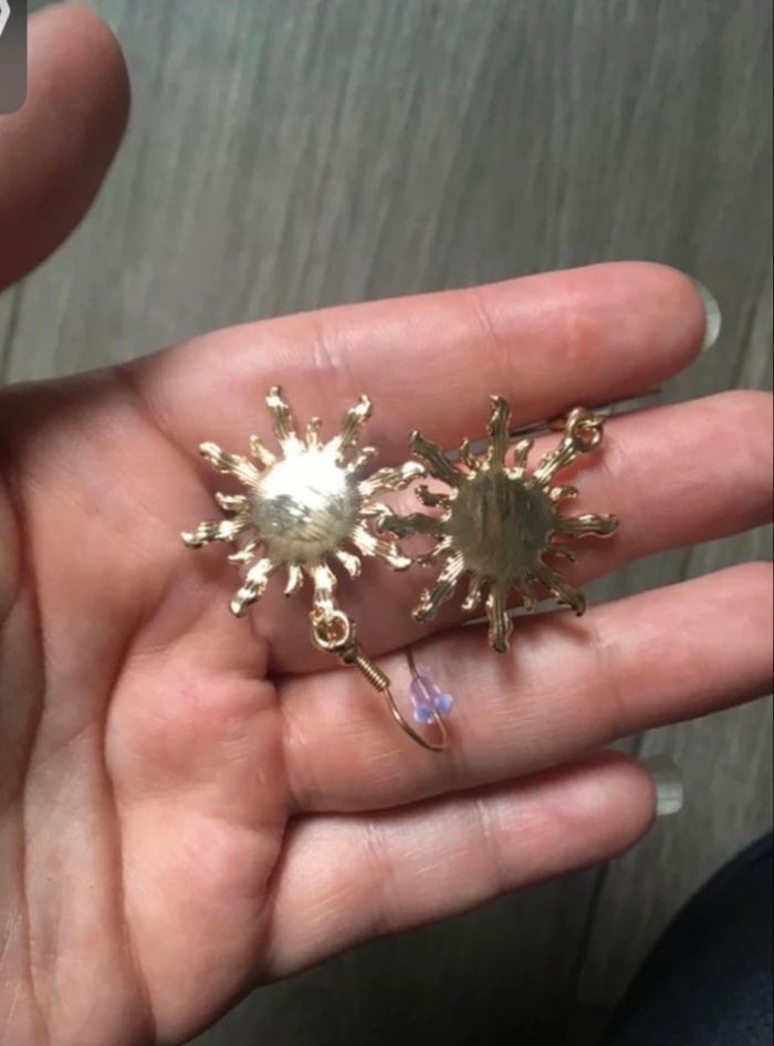 Boucles d’oreilles pendantes NEUVES femme en forme de soleil ☀️ couleurs bleu clair et doré - photo numéro 4