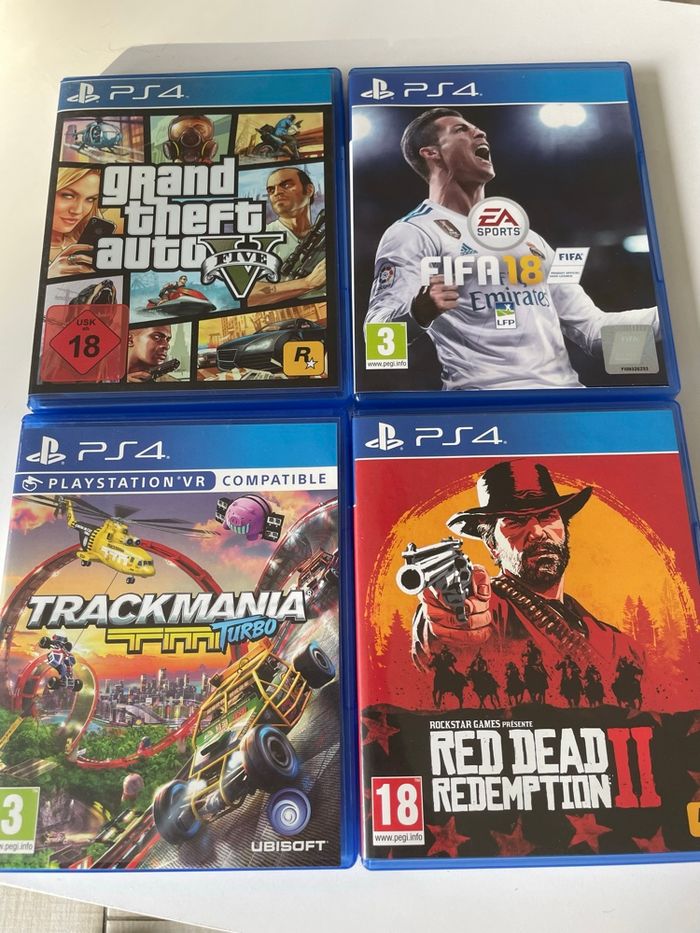 PS4 en très bon état avec deux manettes et quatre jeux - photo numéro 2