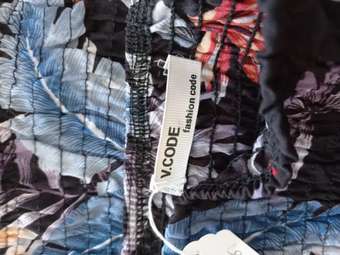 Robe noire longue imprimé fantaisie feuilles de couleurs épaules dénudées Vcode - photo numéro 5