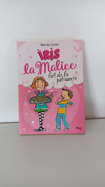 Iris la malice fait de la pâtisserie