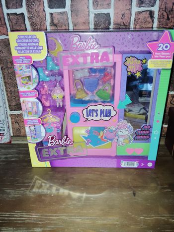 Dressing Barbie extra 