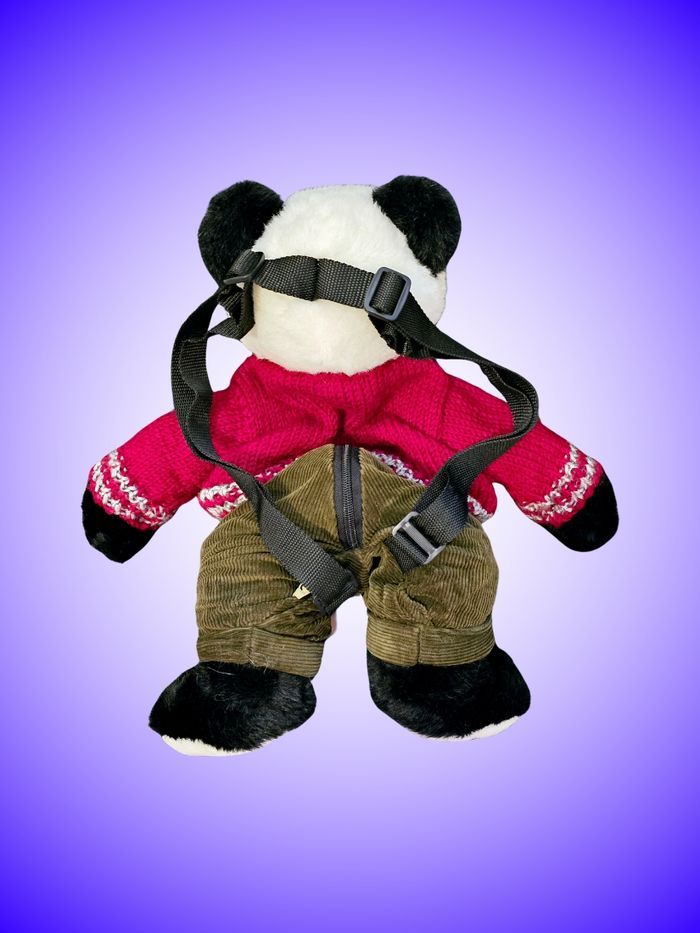 Sac à Dos Peluche Panda Blue Spirit – Pull Tricot Rouge – Pantalon Kaki – 43 cm × 31 cm – Neuf, Sans Étiquette - photo numéro 2