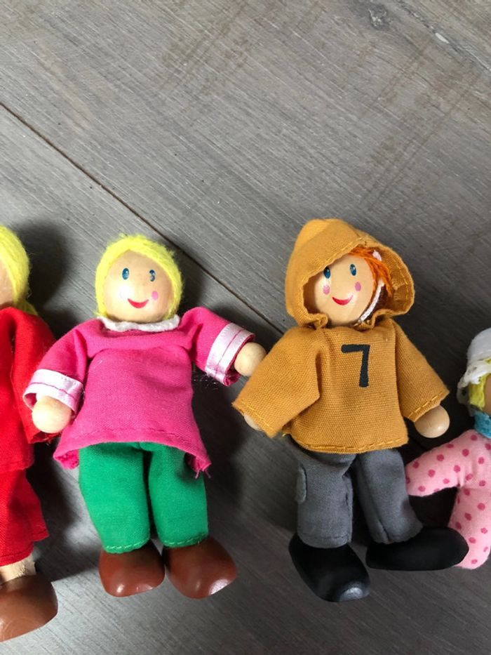 Petite famille de personnages articulés en bois - photo numéro 3