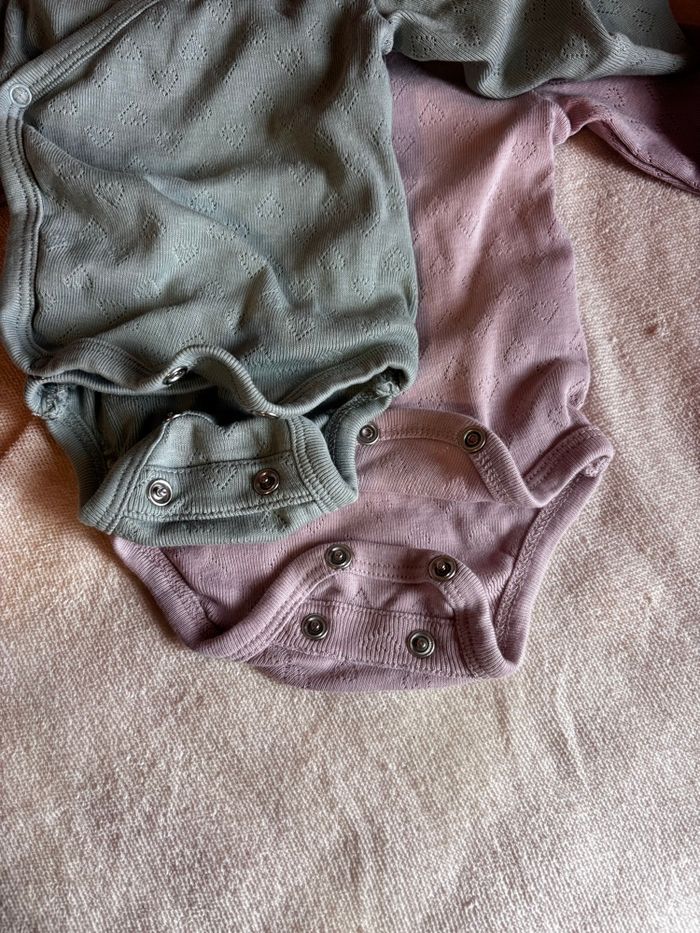 Lot bodies 1 mois - photo numéro 10