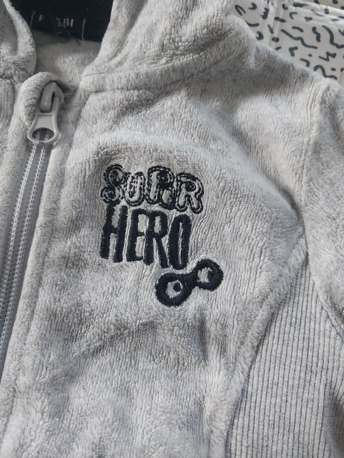 Gilet bébé KIABI gris à capuche "Super Hero" 12 mois - photo numéro 2
