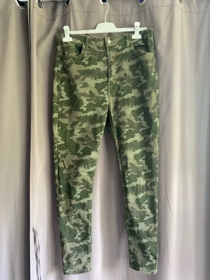 Jeans motif militaire