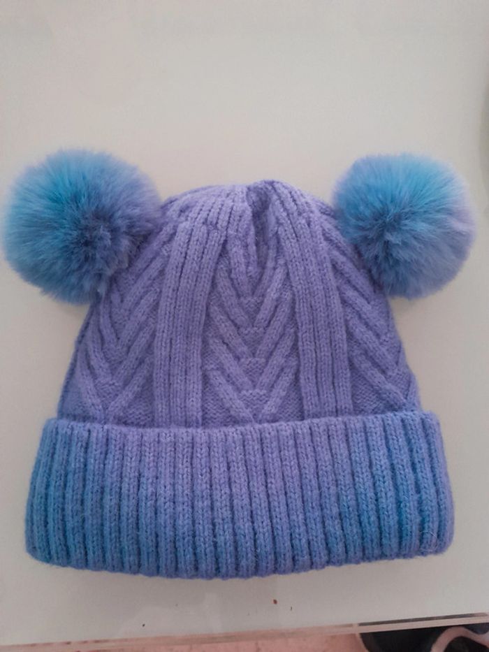 Bonnet bleu avec pompom