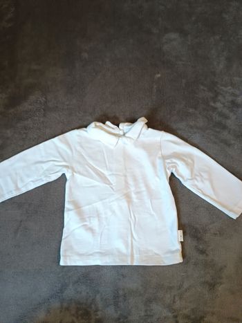 Tee-shirt manches longues blanc avec un petit col