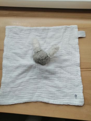 absorba doudou lapin tissu lange blanc tête grise plat