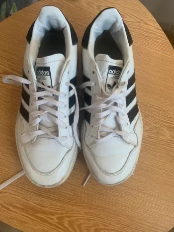 Basket Adidas taille 36 blanche bande noir