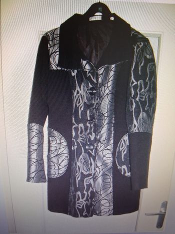 Manteau " cache cache " brodé noir et argent " t-4"