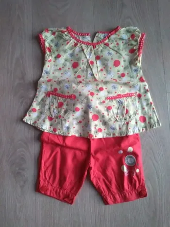Ensemble blouse et pantacourt vert et rouge 12 mois