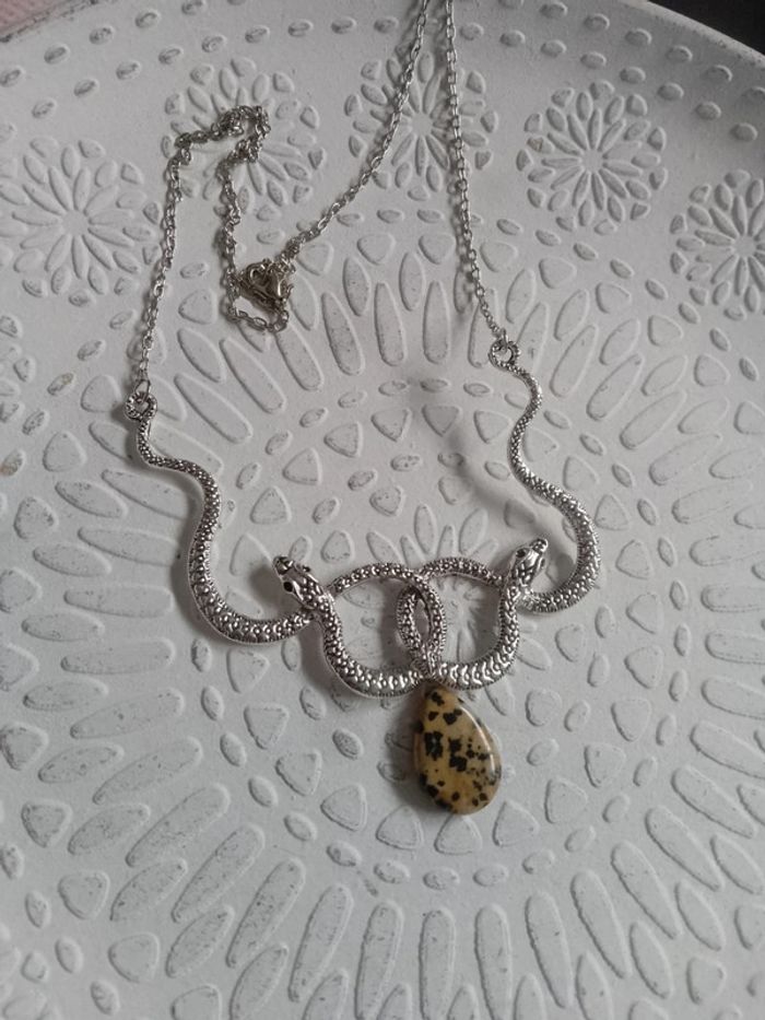 Collier serpents argentés et pierre de jaspe dalmatien
