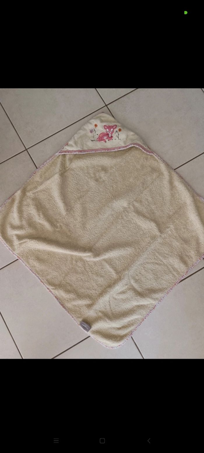 Cape de bain bébé fille Carré Blanc en bon état