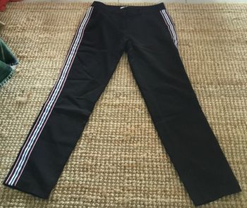 pantalon noir avec bandelettes blanc et rouge