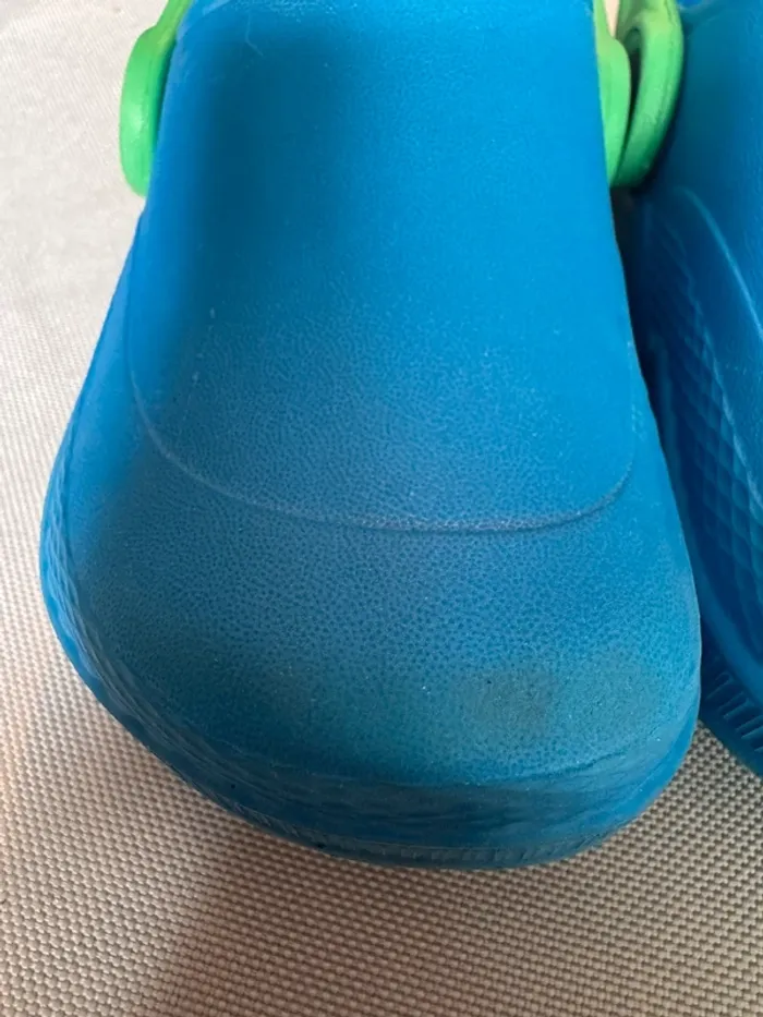 Lot de 2 paires de crocs/sabots enfants pointure 22 et 23 - photo numéro 6
