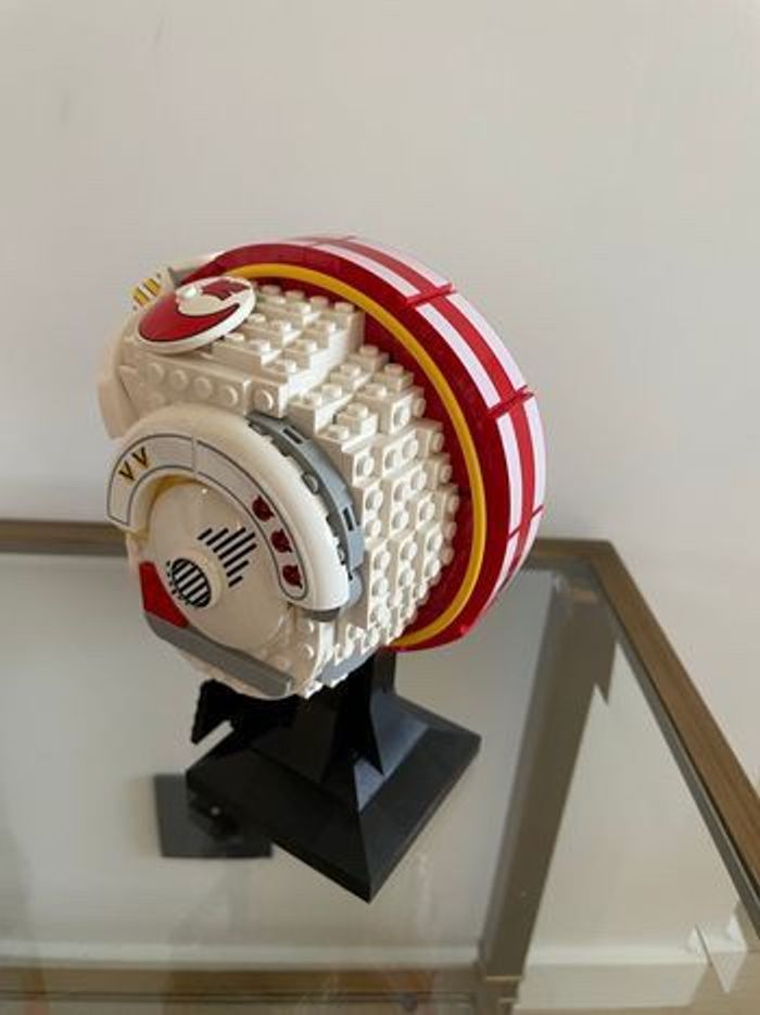 Lego Star Wars 75327 Le casque Red Five de Luke Skywalker - photo numéro 5