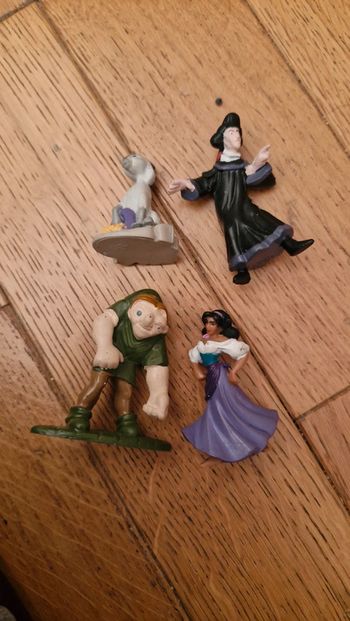 Lot figurines /bossu de notre dame / disney