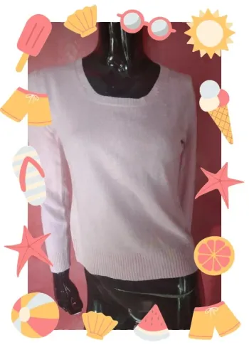 Petit pull léger boutonné dans le dos