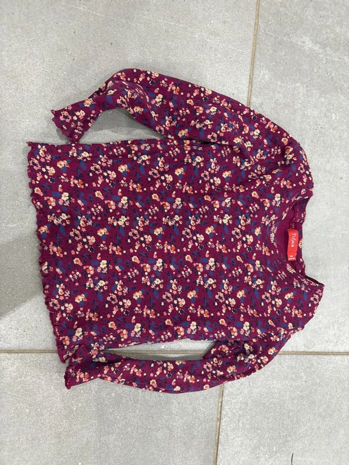 T-shirt violet à fleurs